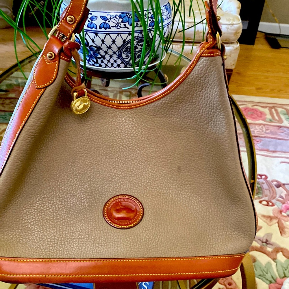Dooney Bourke beautiful shoulder bag